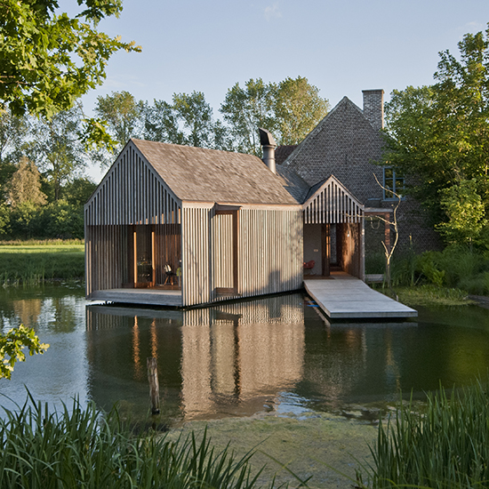 Floating Timber Cabin, rumah kayu terapung di tepi danau